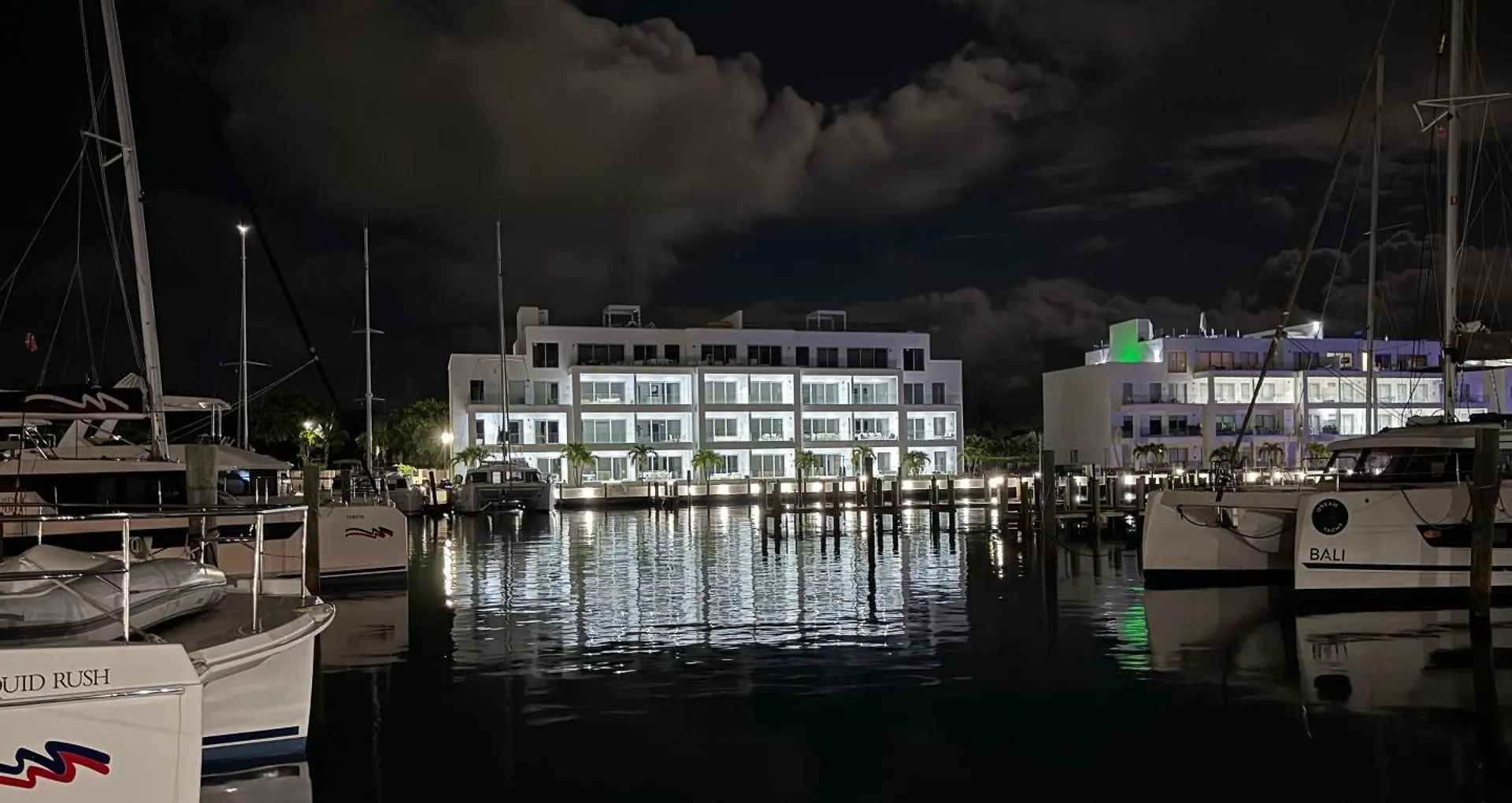 New Luxury Waterfront Condo, Palm Cay, The Bahamas 나사우 아파트
