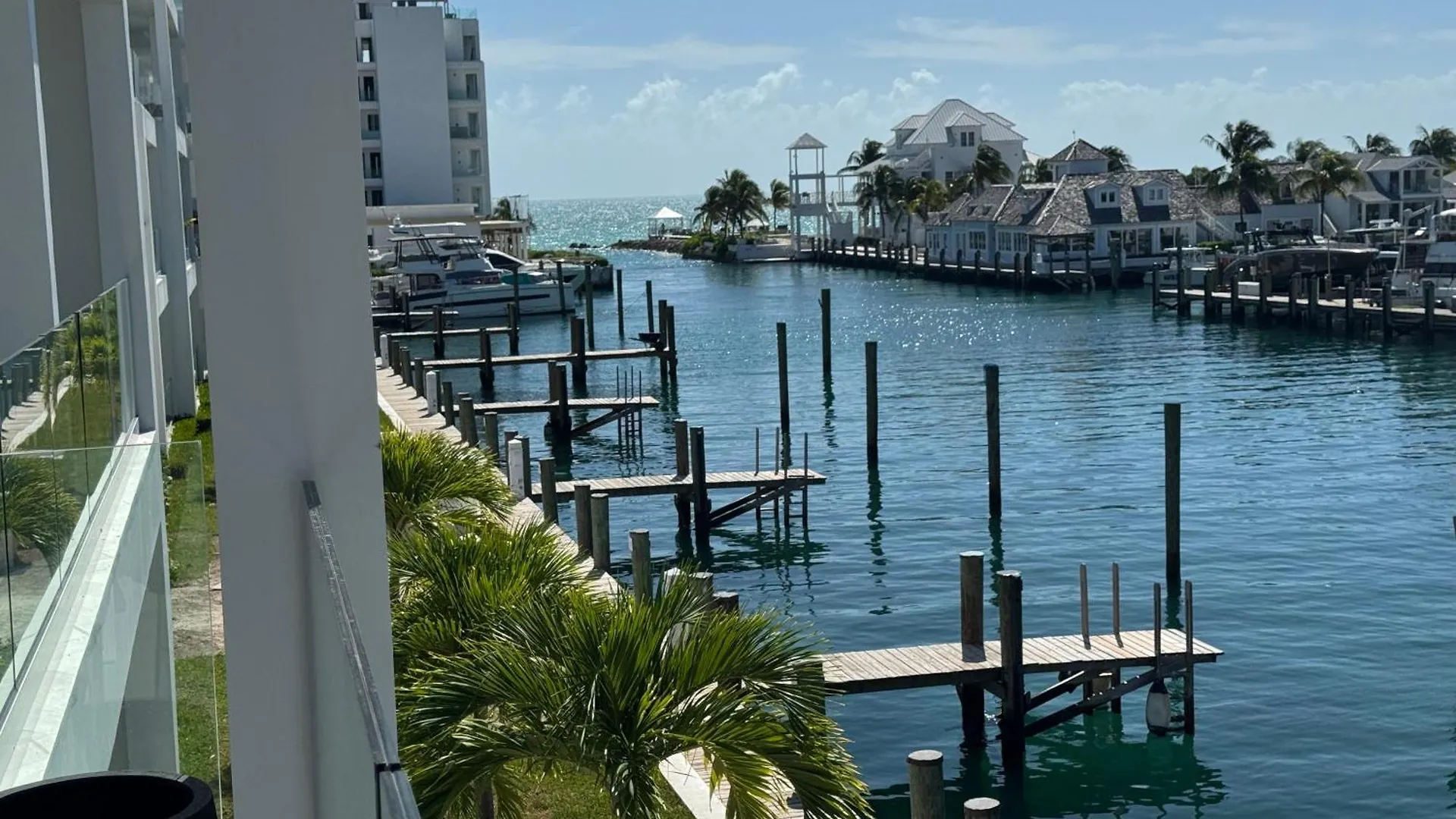 New Luxury Waterfront Condo, Palm Cay, The Bahamas 나사우