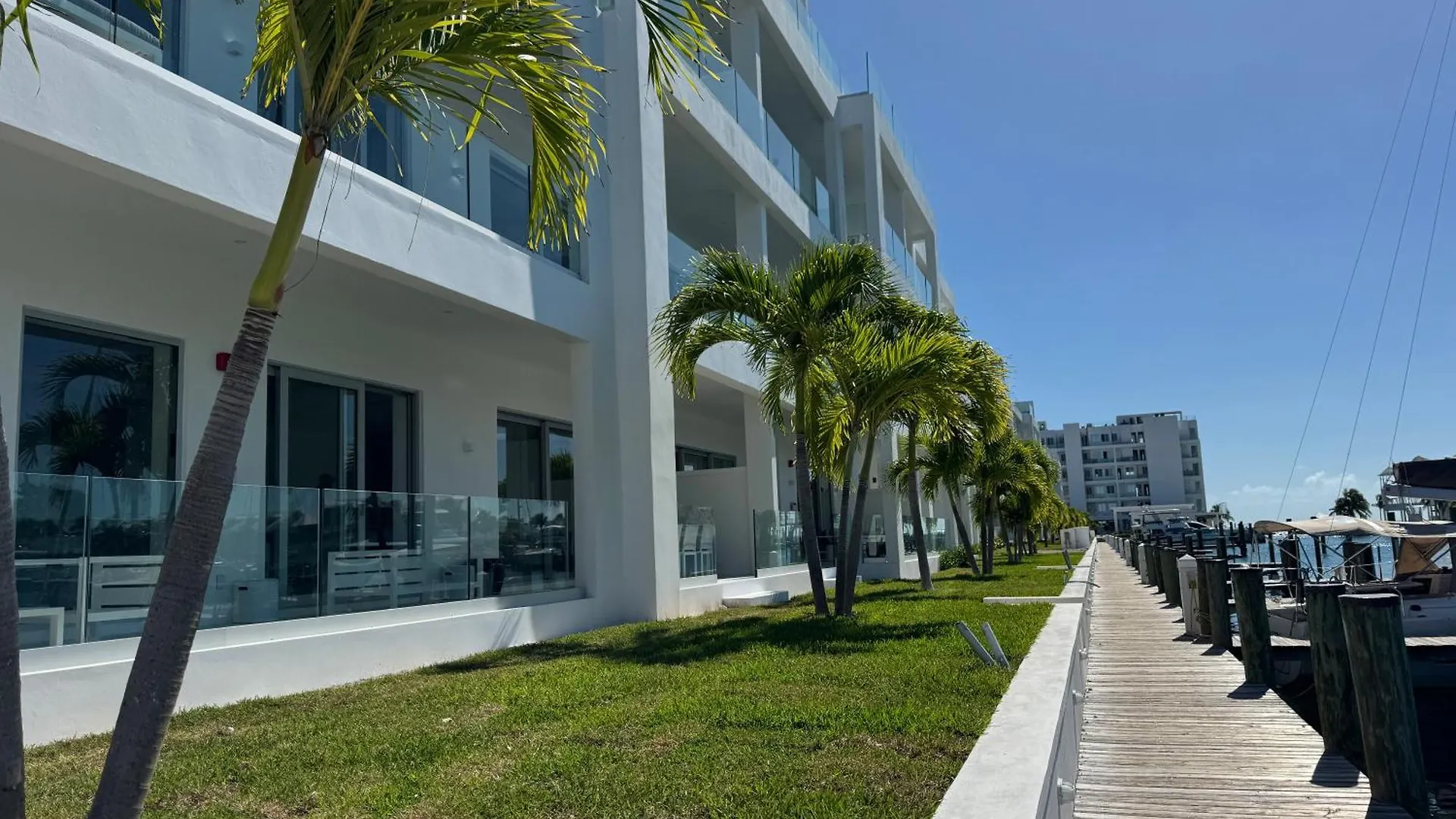 New Luxury Waterfront Condo, Palm Cay, The Bahamas 나사우 0*,