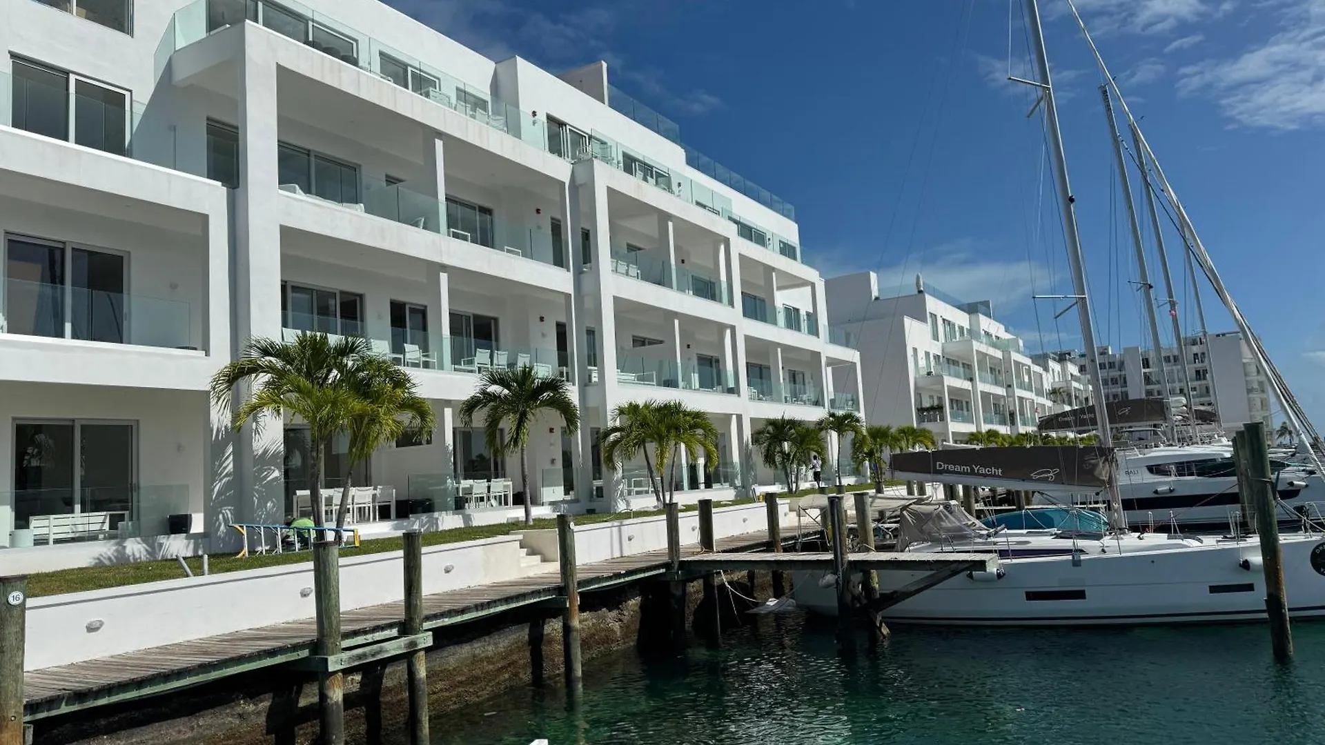 New Luxury Waterfront Condo, Palm Cay, The Bahamas 나사우 아파트