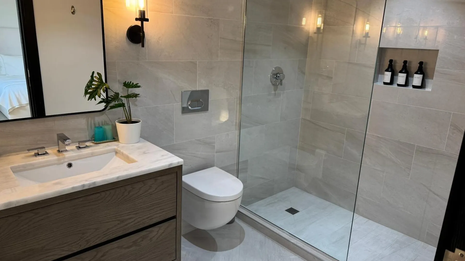 New Luxury Waterfront Condo, Palm Cay, The Bahamas 나사우 아파트