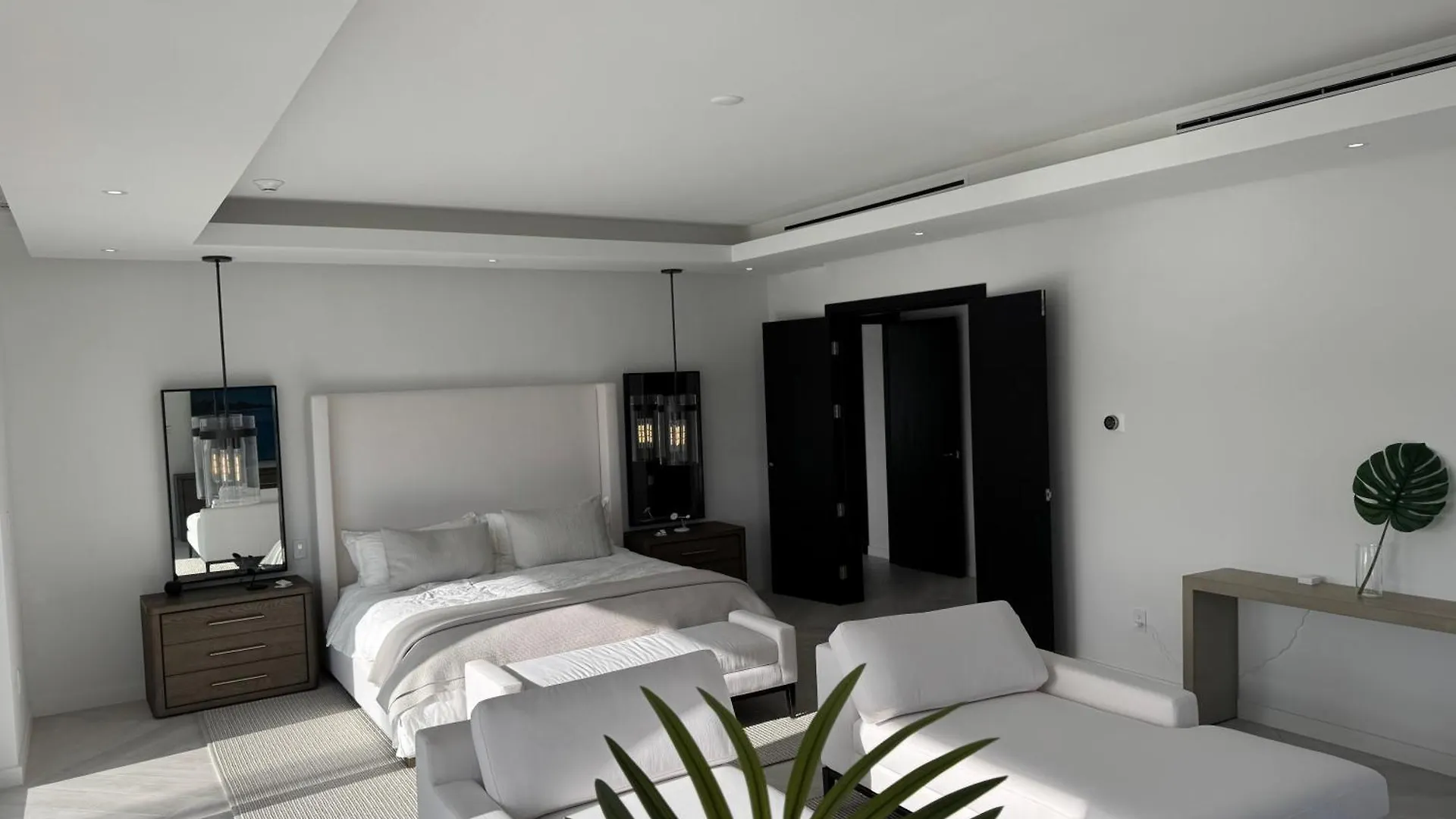 New Luxury Waterfront Condo, Palm Cay, The Bahamas 나사우